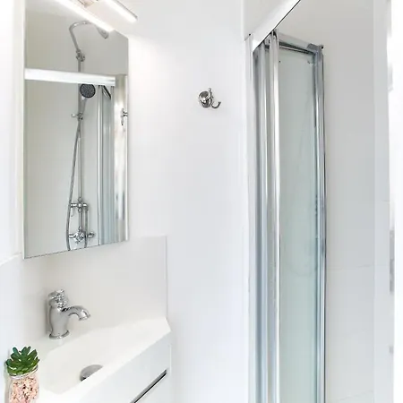 Montmartre - Abbesses Apartment